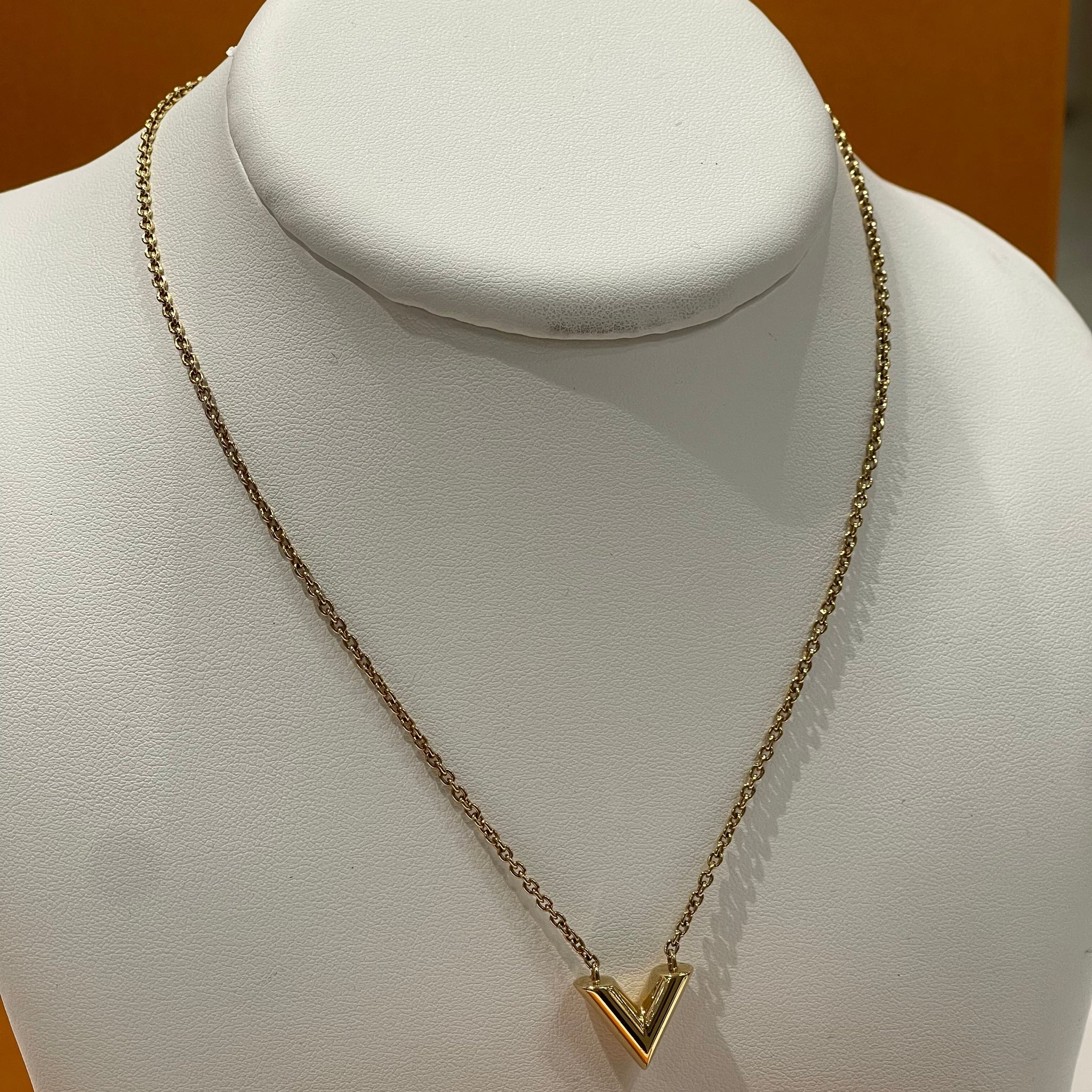 Louis Vuitton - Collier pendentif V essential gold