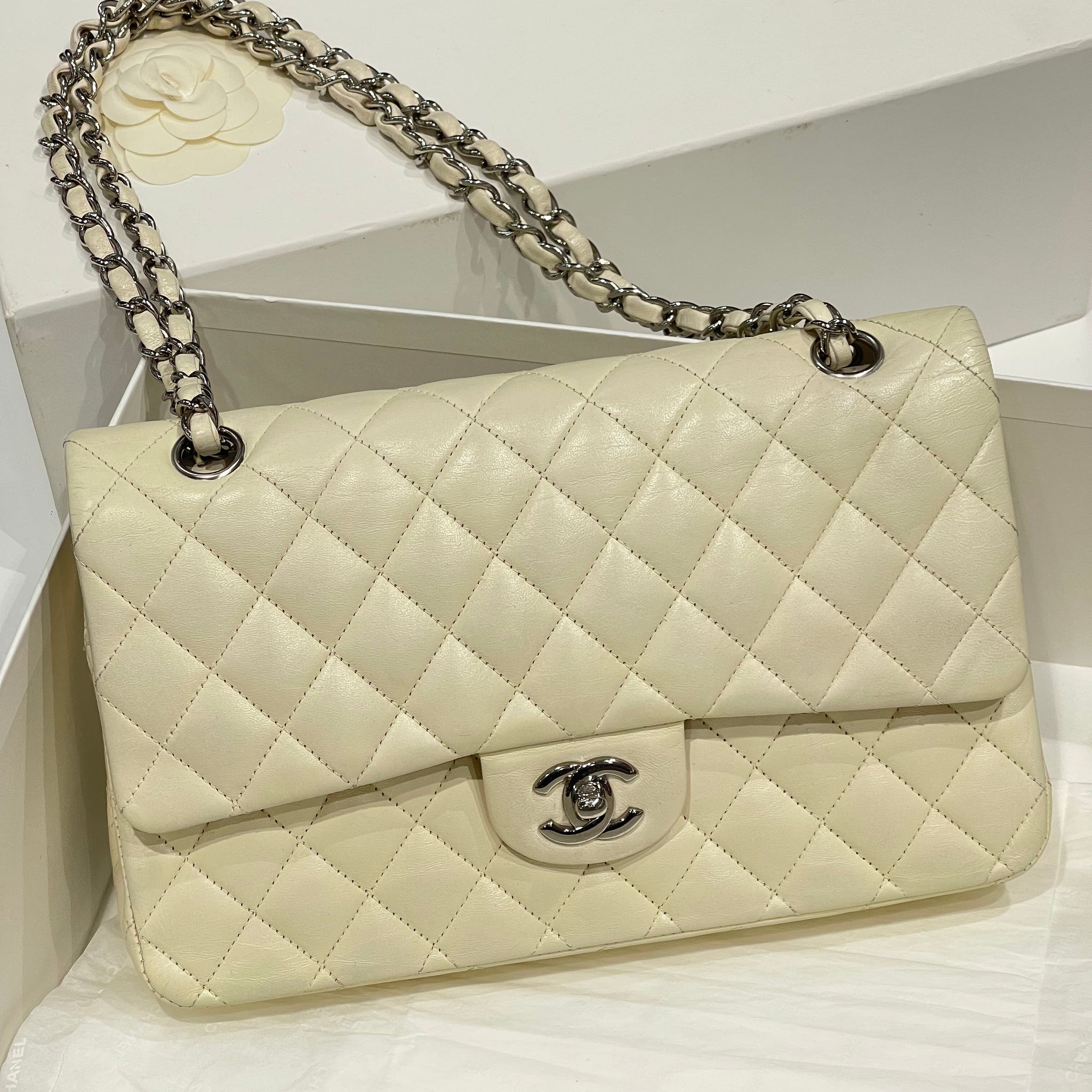 Chanel - Sac classique timeless ivoire