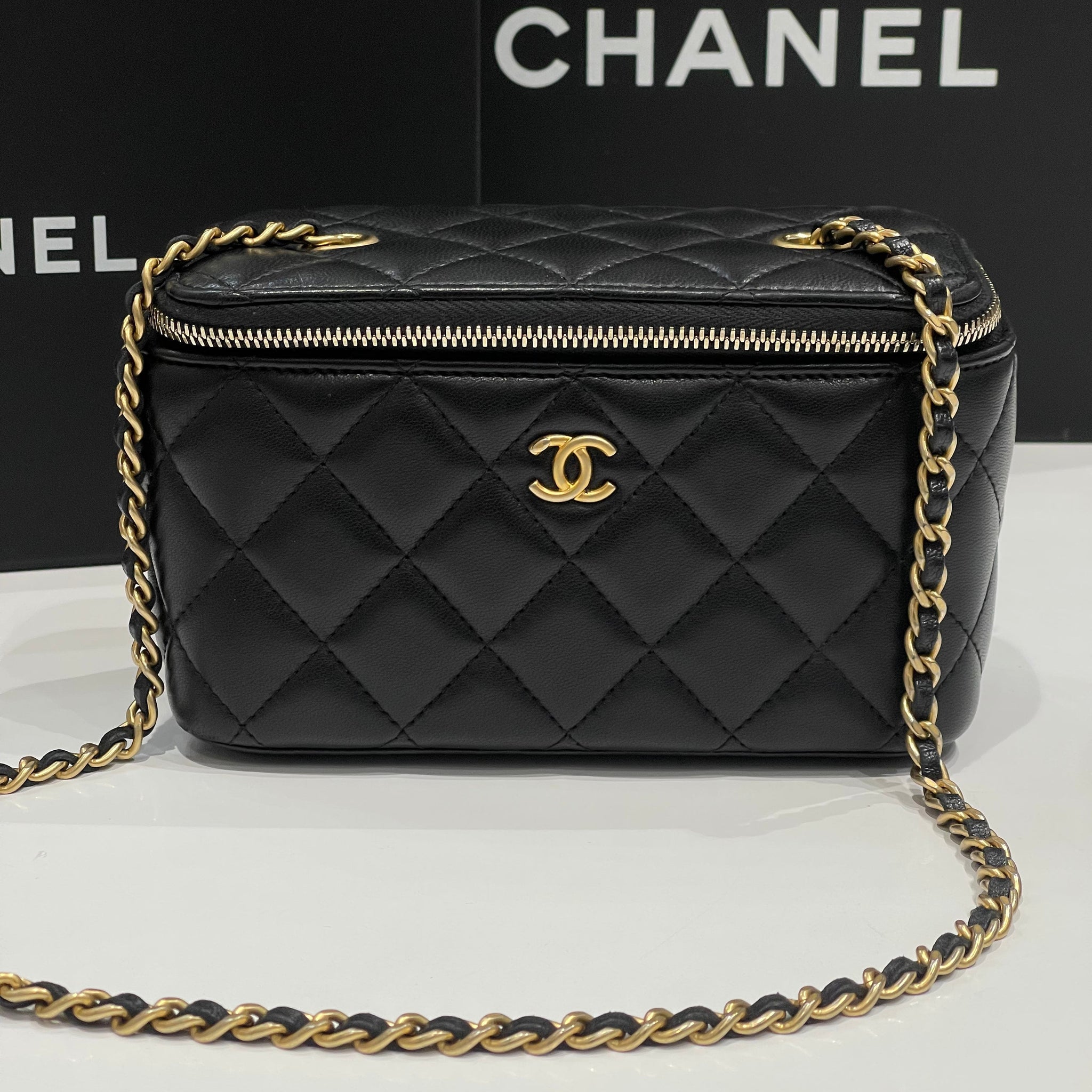 Chanel - sac vanity en cuir noir chaîne rétractable