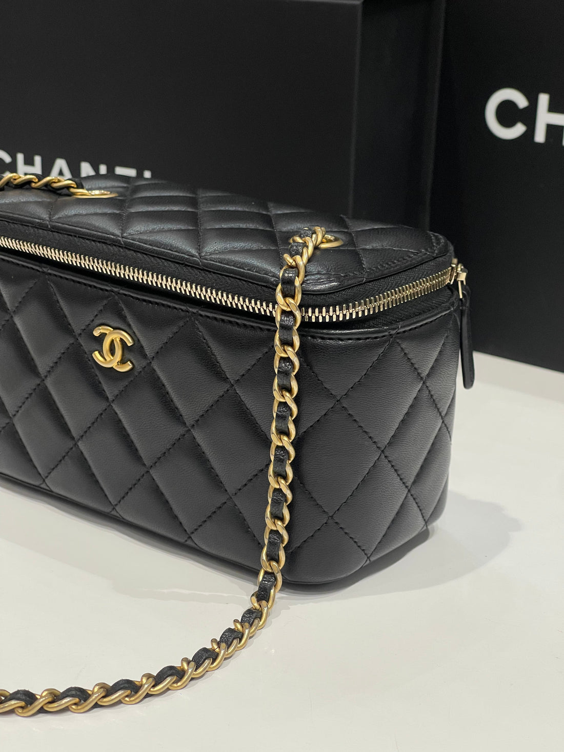 Chanel - sac vanity en cuir noir chaîne rétractable