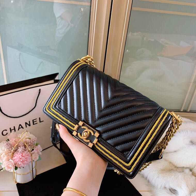 CHANEL Crossbody Bag (black/gold)