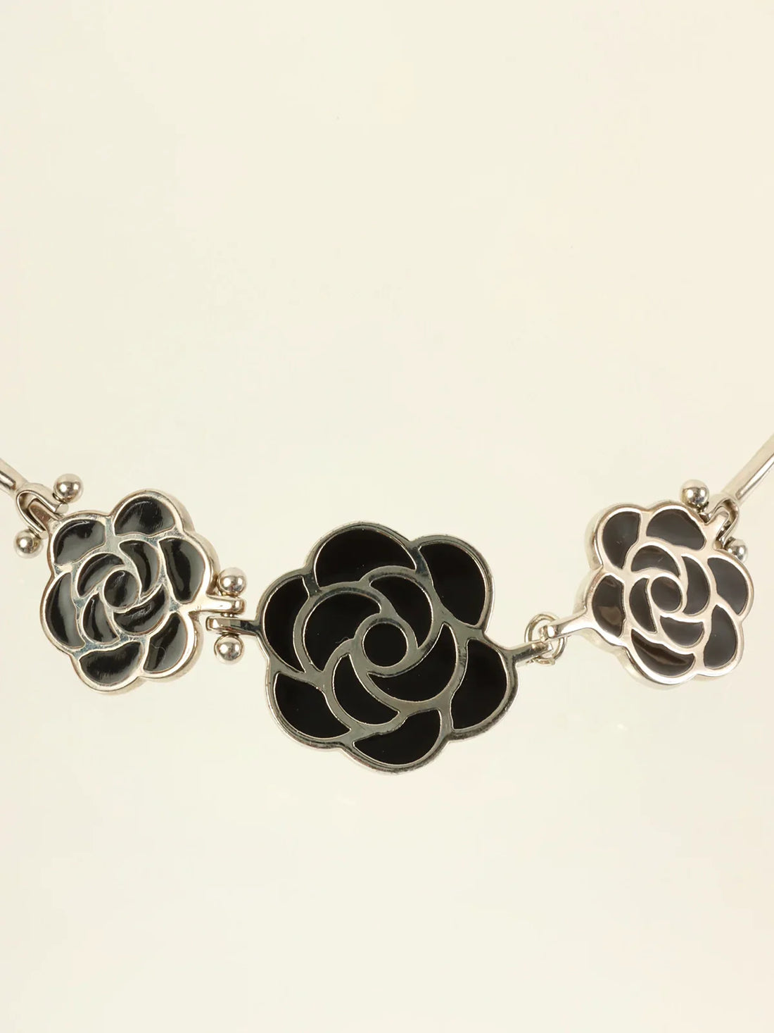 CHANEL 1998 Made Camellia Choker Silver/Black