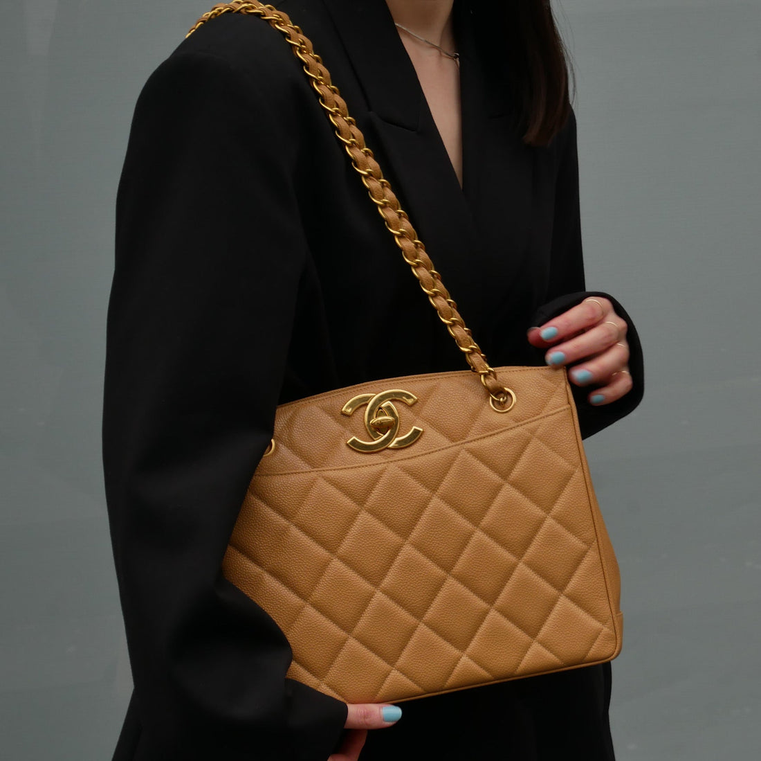 CHANEL 1994-1996 Beige Caviar Chain Tote Bag 44115