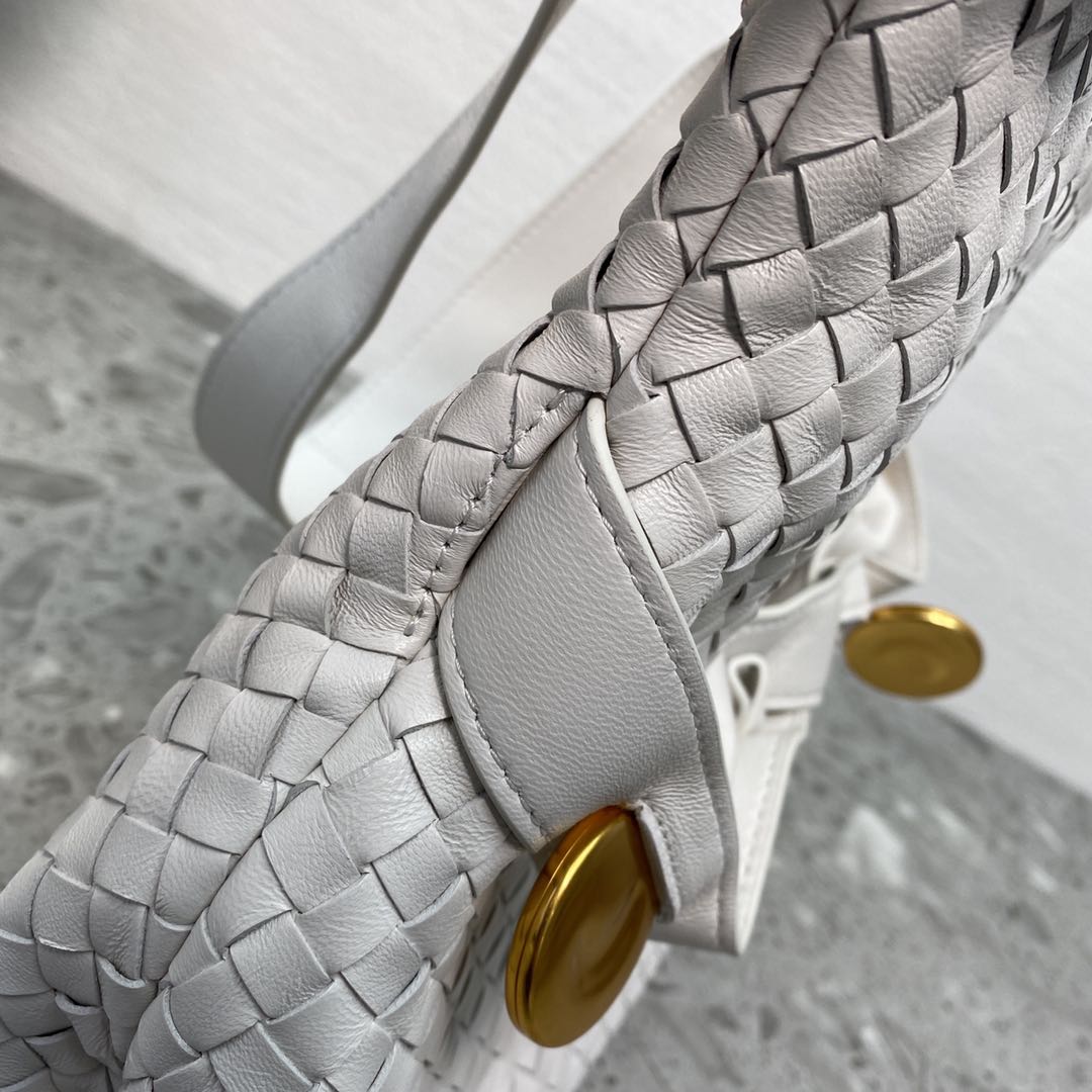 BV Intrecciato Shoulder Bag White, For Womtlm, Womtlm’s Bags 10.2in/26cm