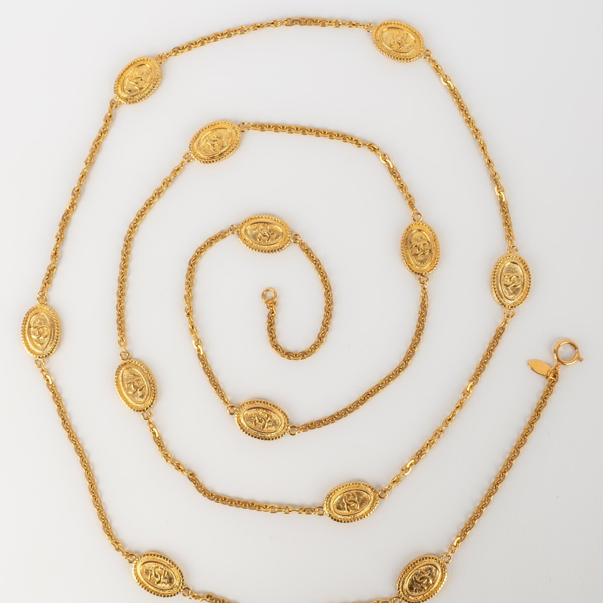 Collier / Sautoir en m�tal dor� Chanel 1980's