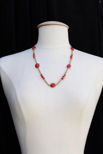 Collier dor� en p�te de verre Chanel (Attribu� �)