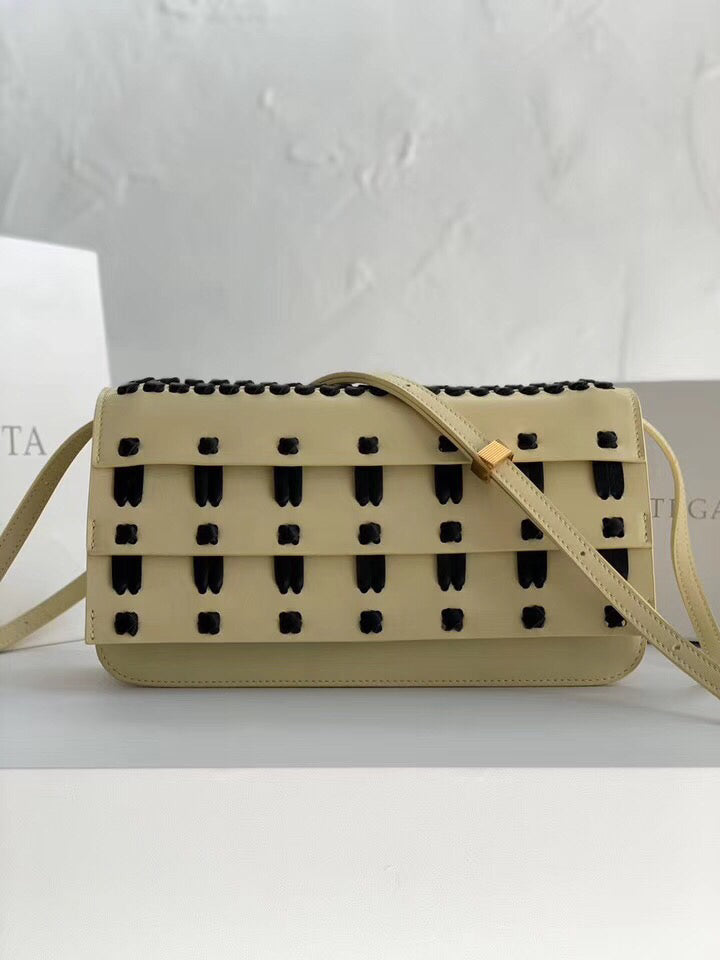 BV Shoulder Bag Beige, For Womtlm, Womtlm’s Bags 11in/28cm