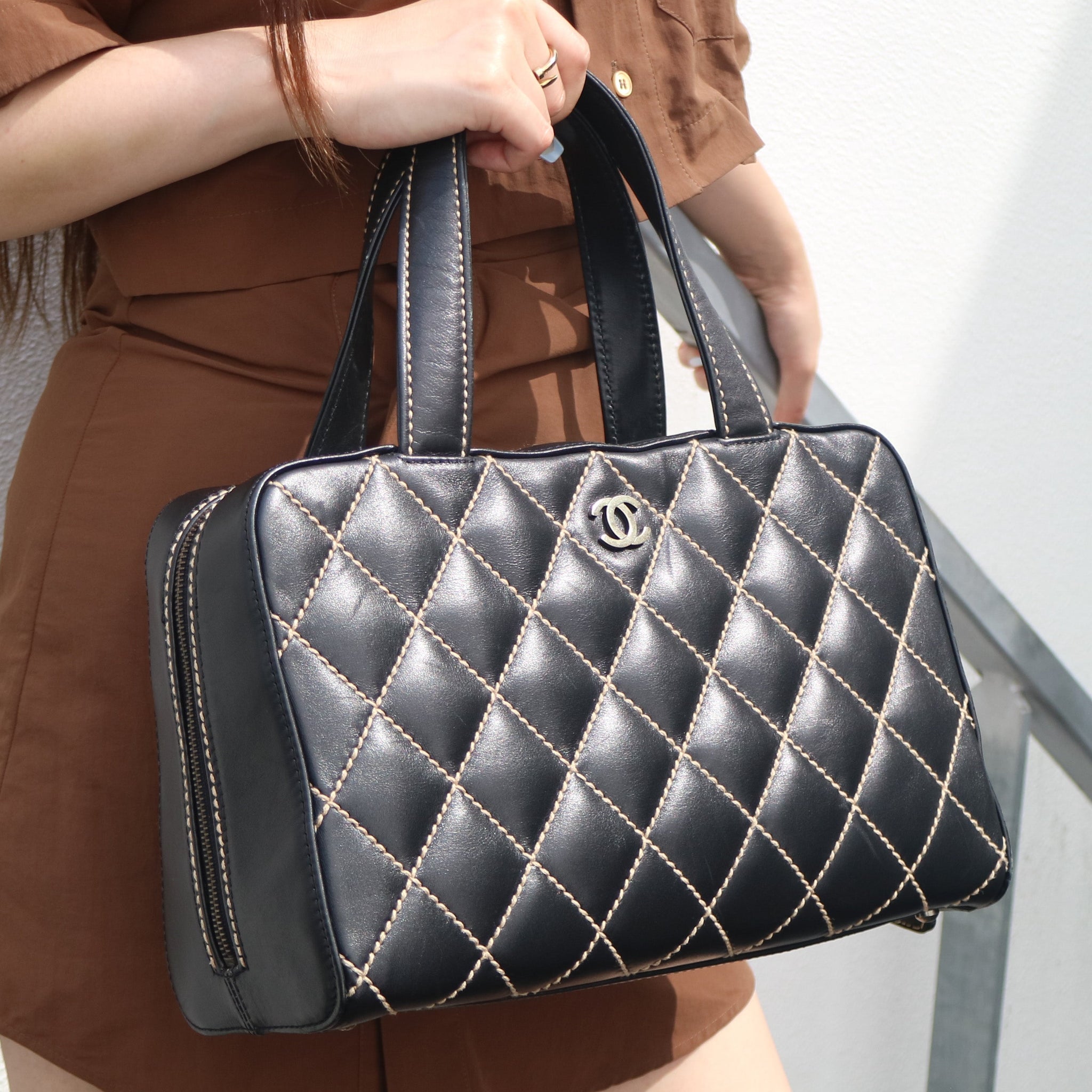 CHANEL 2000-2001 Black Calfskin Gunmetal CC Wild Stitch Handbag AK37963b