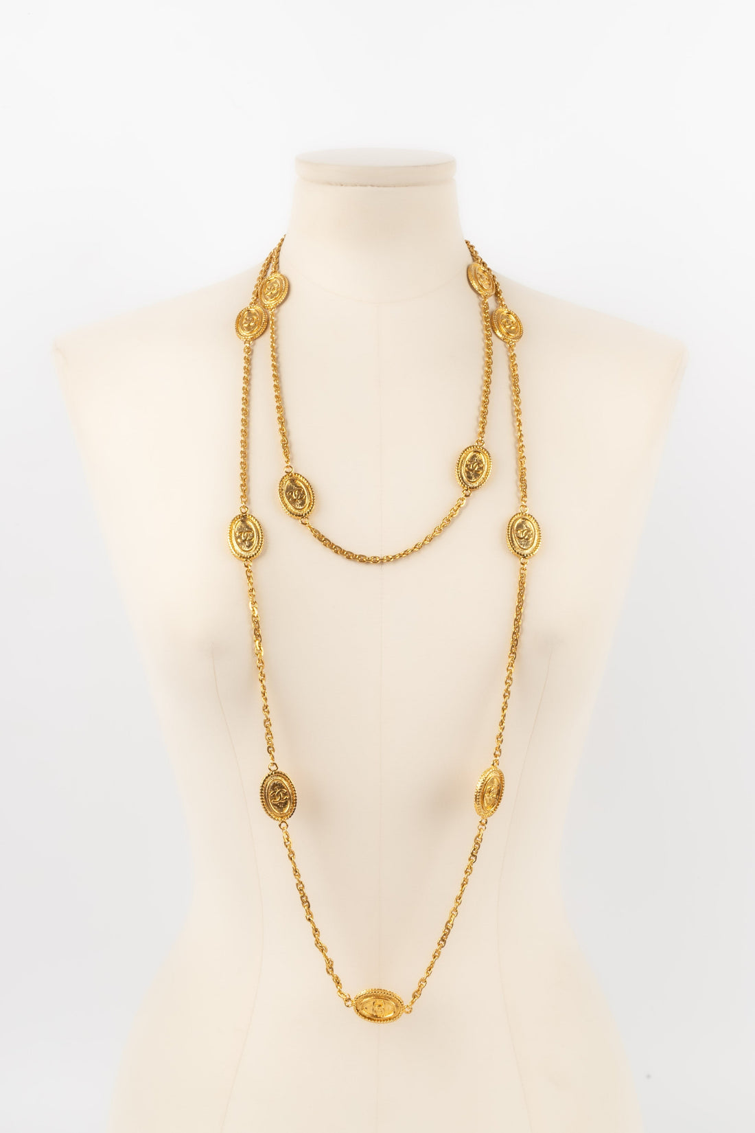 Collier / Sautoir en m�tal dor� Chanel 1980's