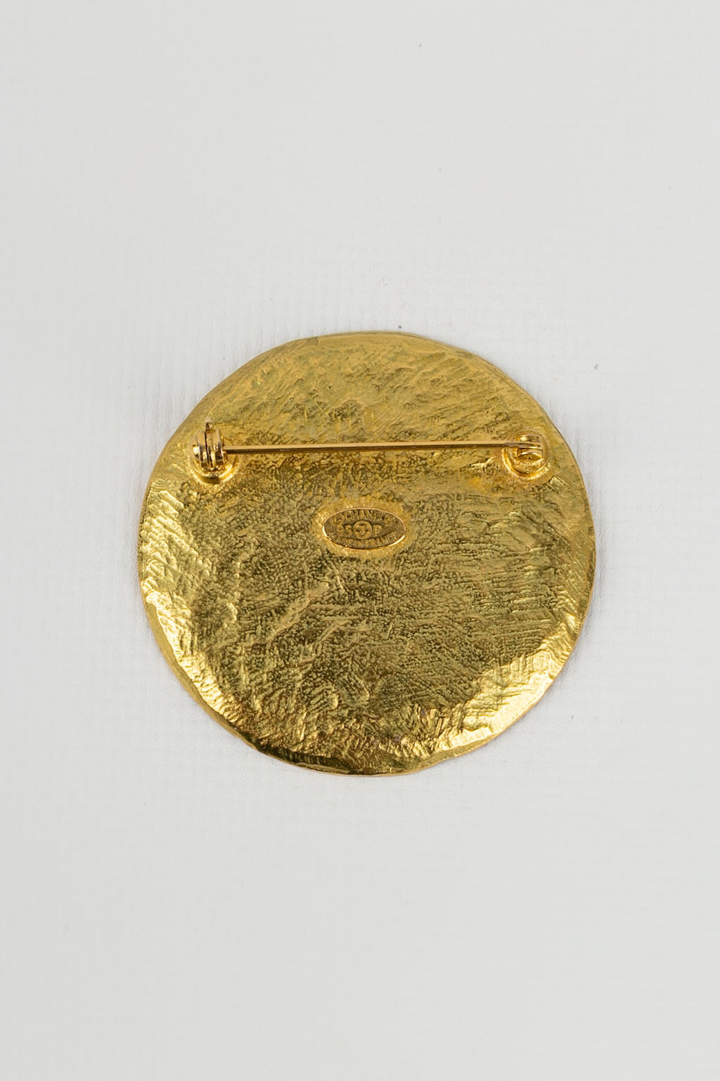 Broche en m�tal dor� Chanel