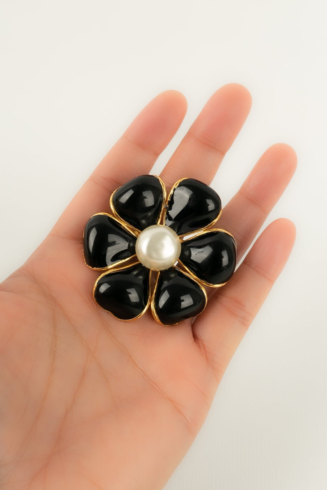 Broche cam�lia Chanel Automne 1995