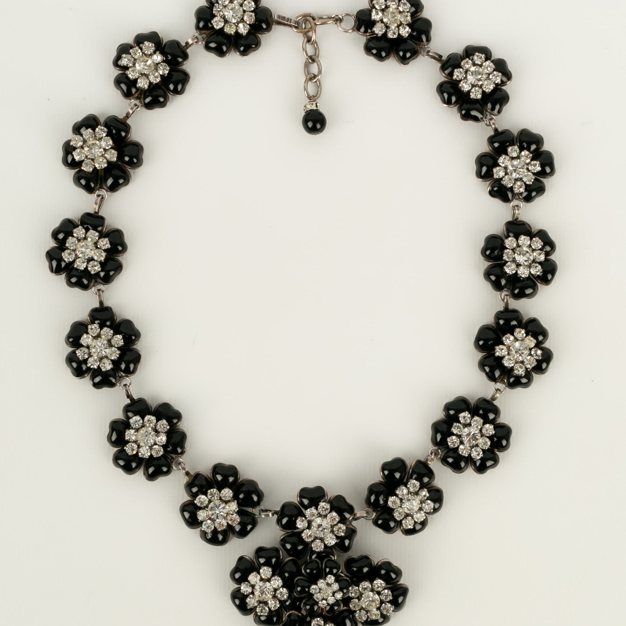 Collier cam�lias en p�te de verre Chanel
