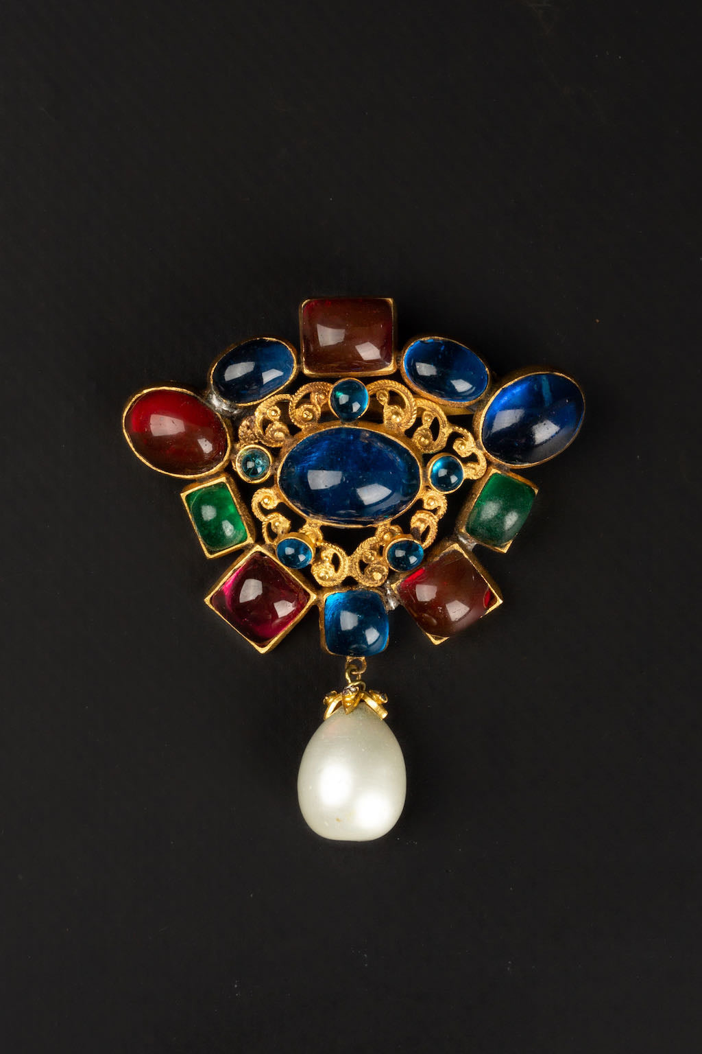 Broche en p�te de verre Chanel