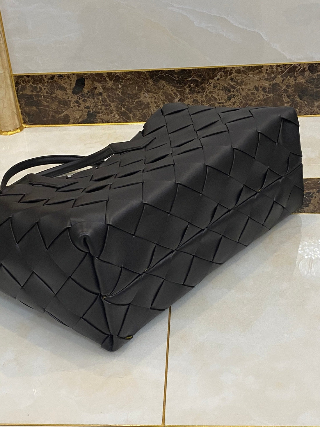 BV Medium Intrecciato Tote Bag Black, For Womtlm, Bags 17.3in/44cm 630817VMAY32544