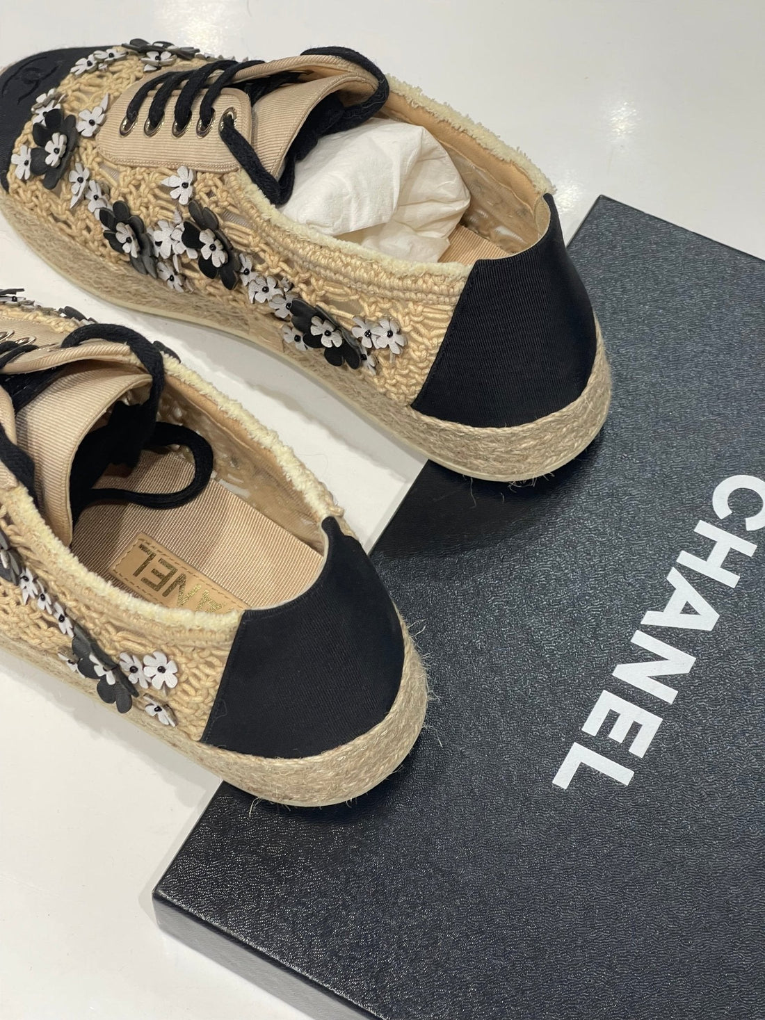 Chanel - Baskets raphia camélia T38