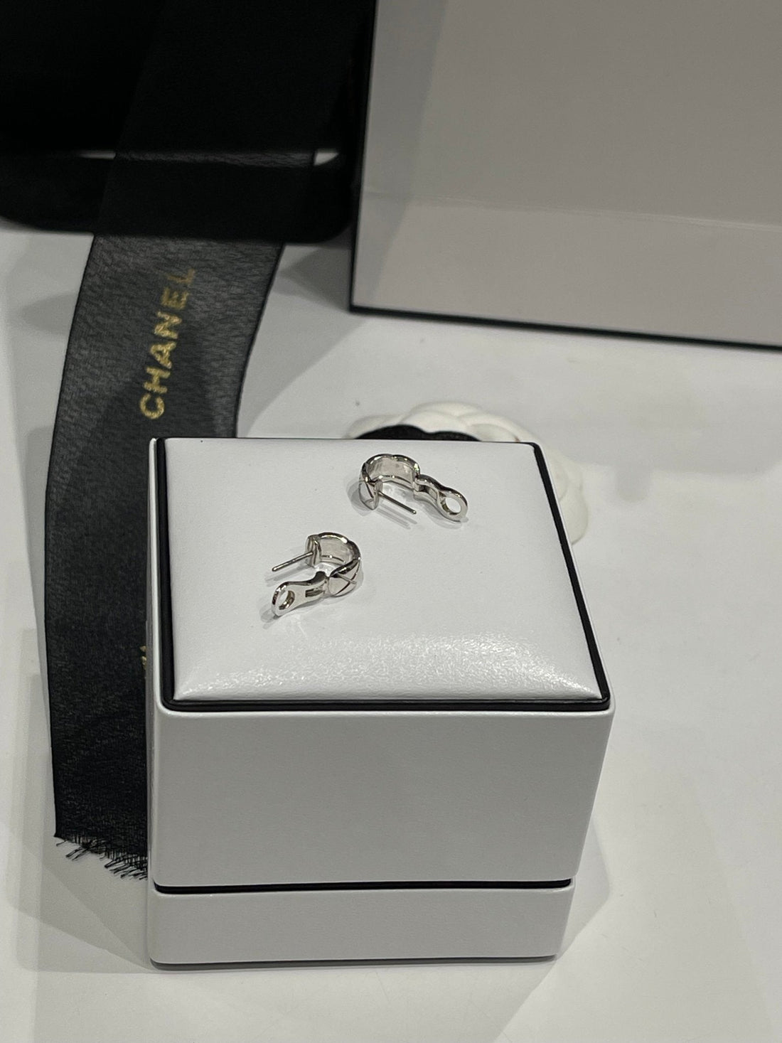 Chanel - Boucles d’oreilles Coco crush or blanc et diamants