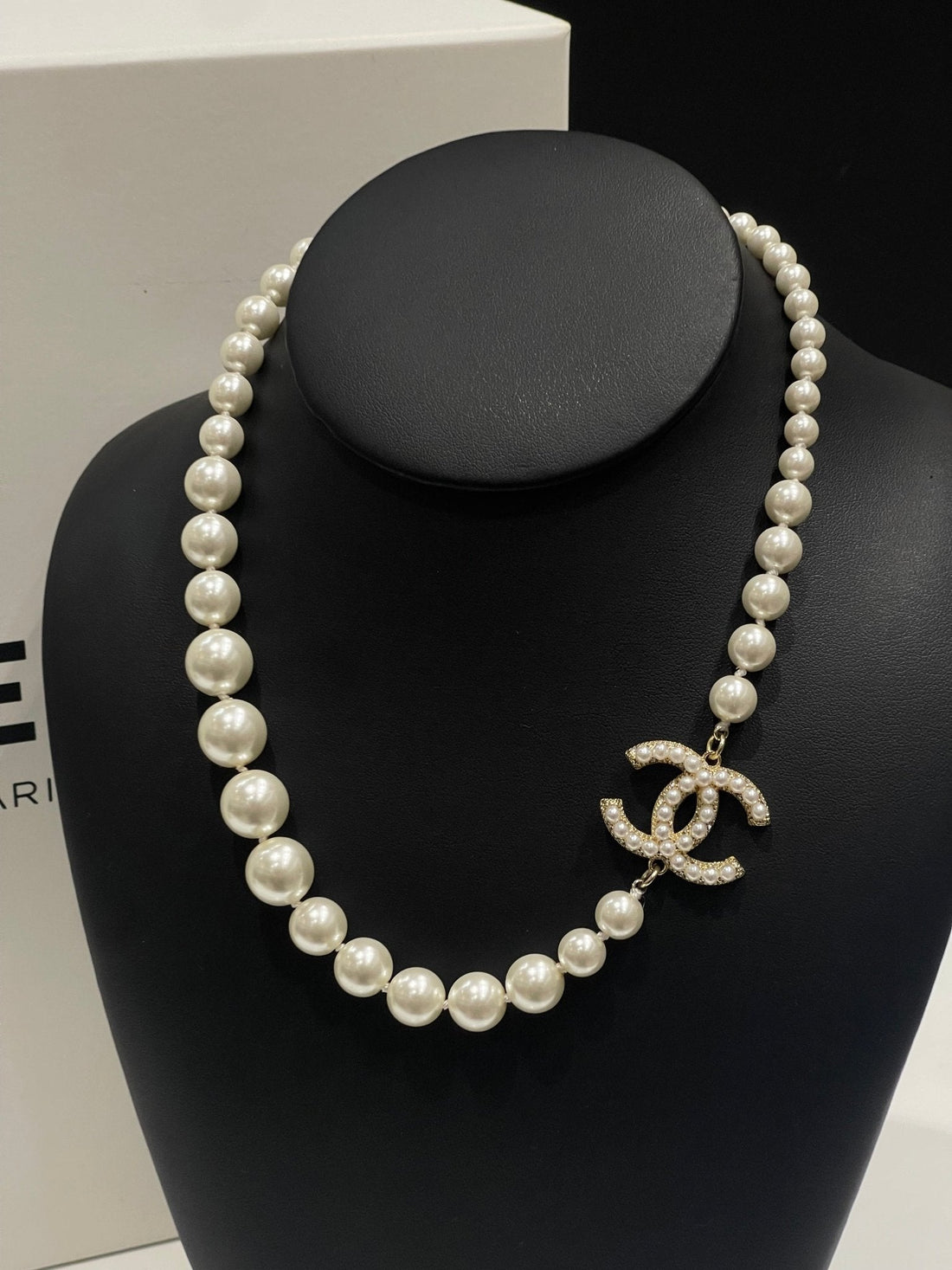 Chanel - Collier perle CC
