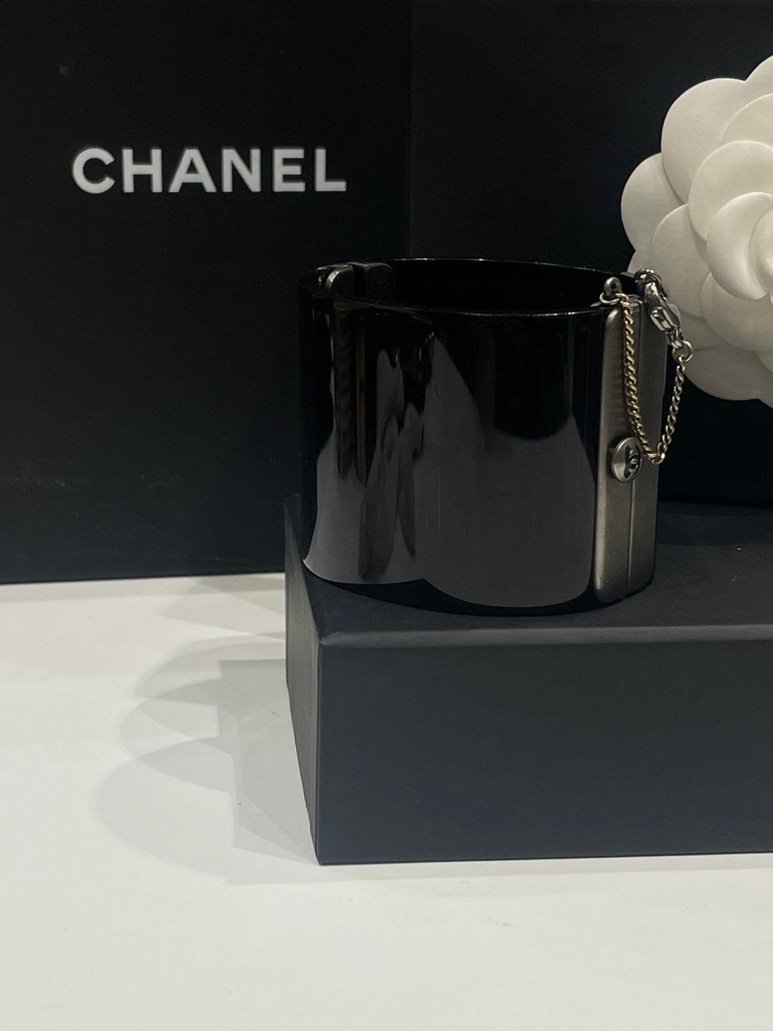 Chanel - Manchette carte du monde noire