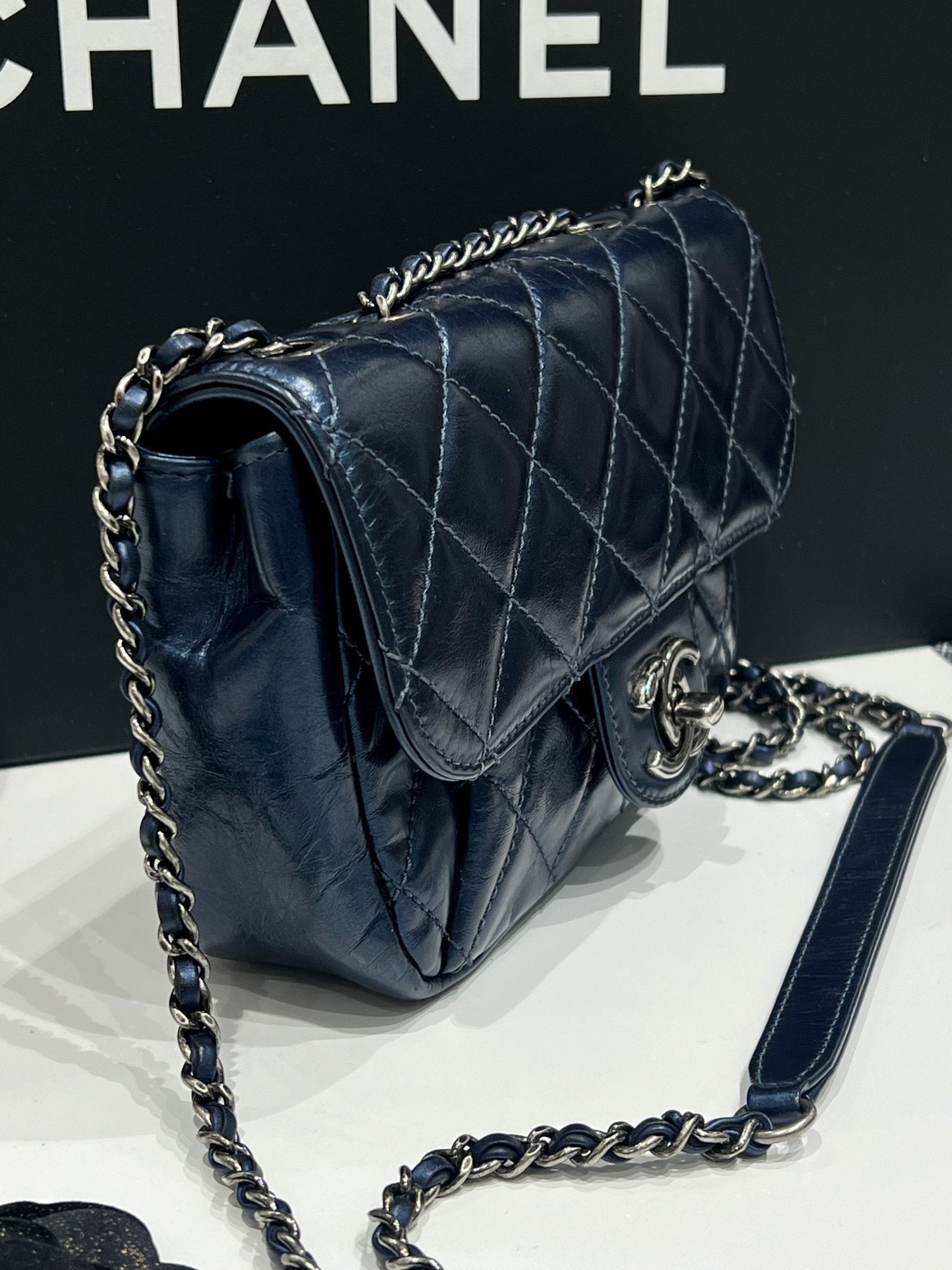 Chanel - petit sac à Rabat cuir bleu irisé
