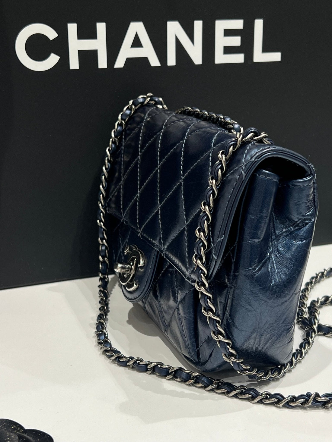 Chanel - petit sac à Rabat cuir bleu irisé