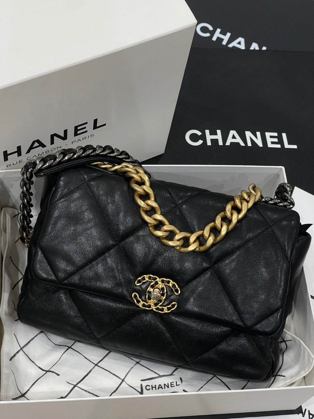 Chanel - Sac 19 noir MM
