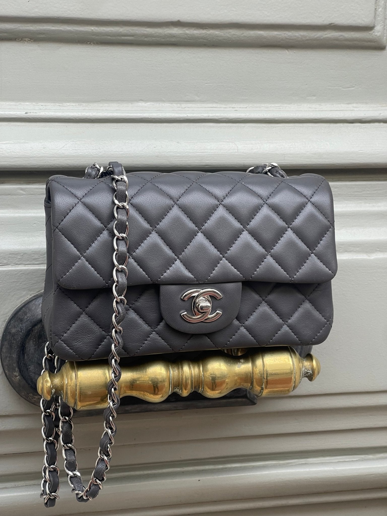 Chanel - Sac classique à rabat gris 2023