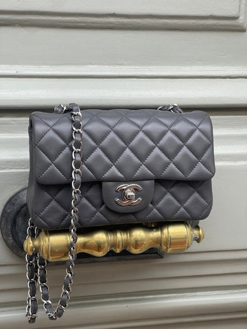 Chanel - Sac classique à rabat gris 2023