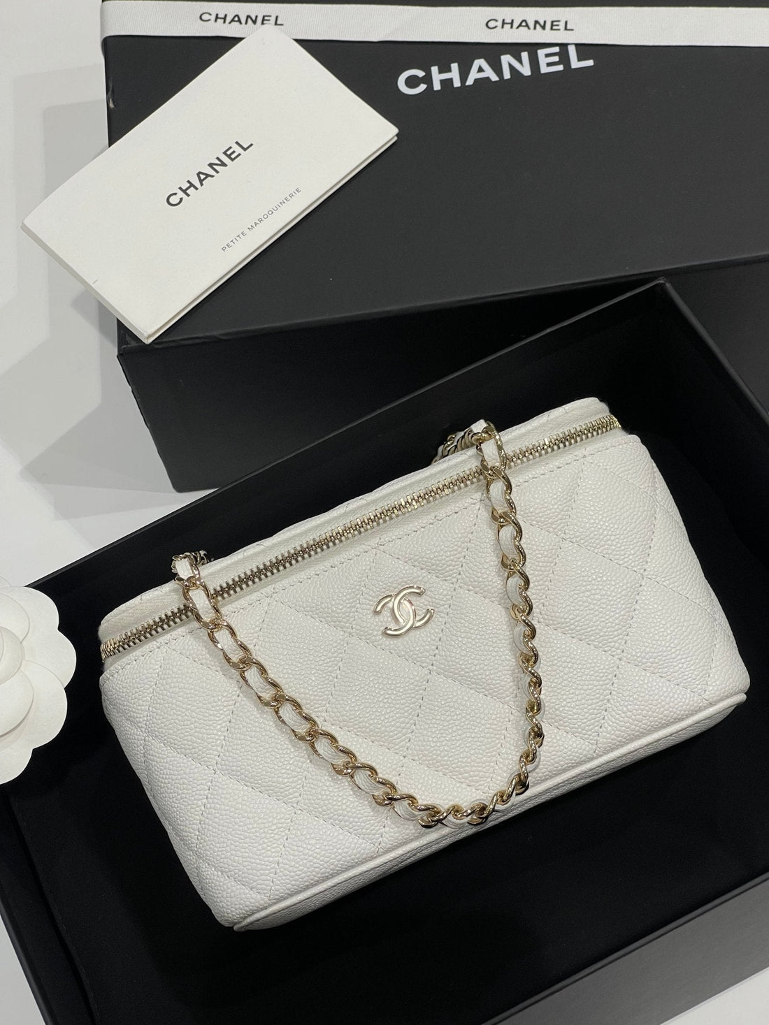 Chanel - Sac mini vanity on chain blanc