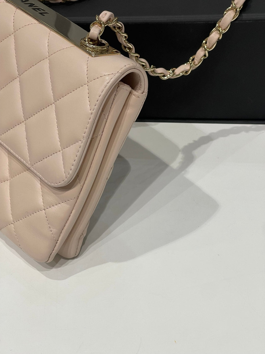 Chanel - sac trendy rose plaque dorée