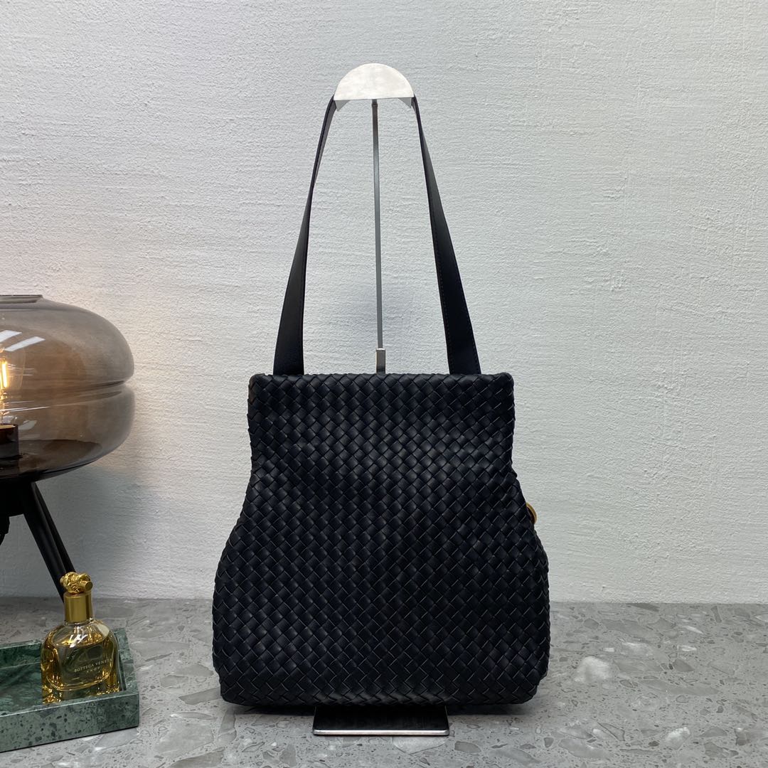 BV Intrecciato Shoulder Bag Black, For Womtlm, Womtlm’s Bags 10.2in/26cm