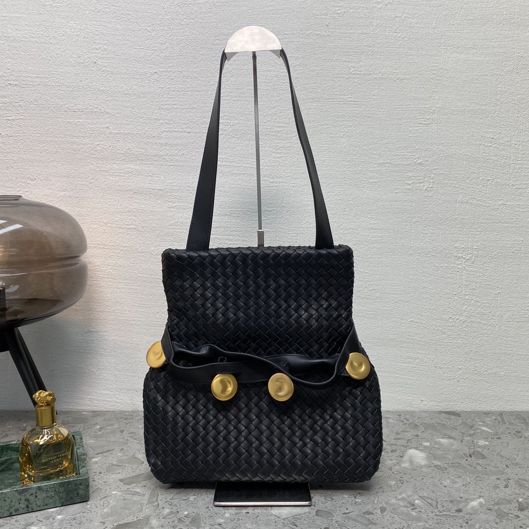 BV Intrecciato Shoulder Bag Black, For Womtlm, Womtlm’s Bags 10.2in/26cm