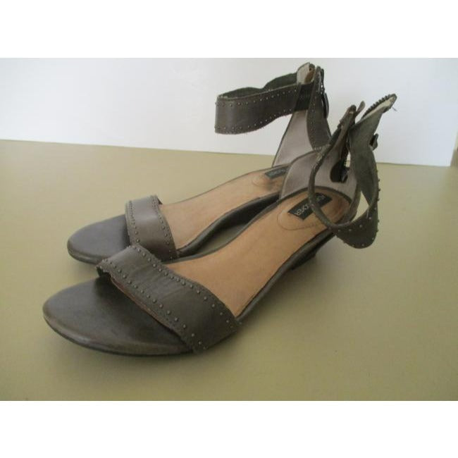 Adam Tucker Gray Taupe Elasticized Ankle Strap Open Toe Flats Sandals Size Us