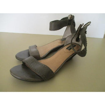 Adam Tucker Gray Taupe Elasticized Ankle Strap Open Toe Flats Sandals Size Us