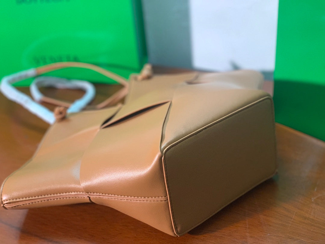 BV Shoulder Bag Brown, For Womtlm, Womtlm’s Bags 17.7in/45cm