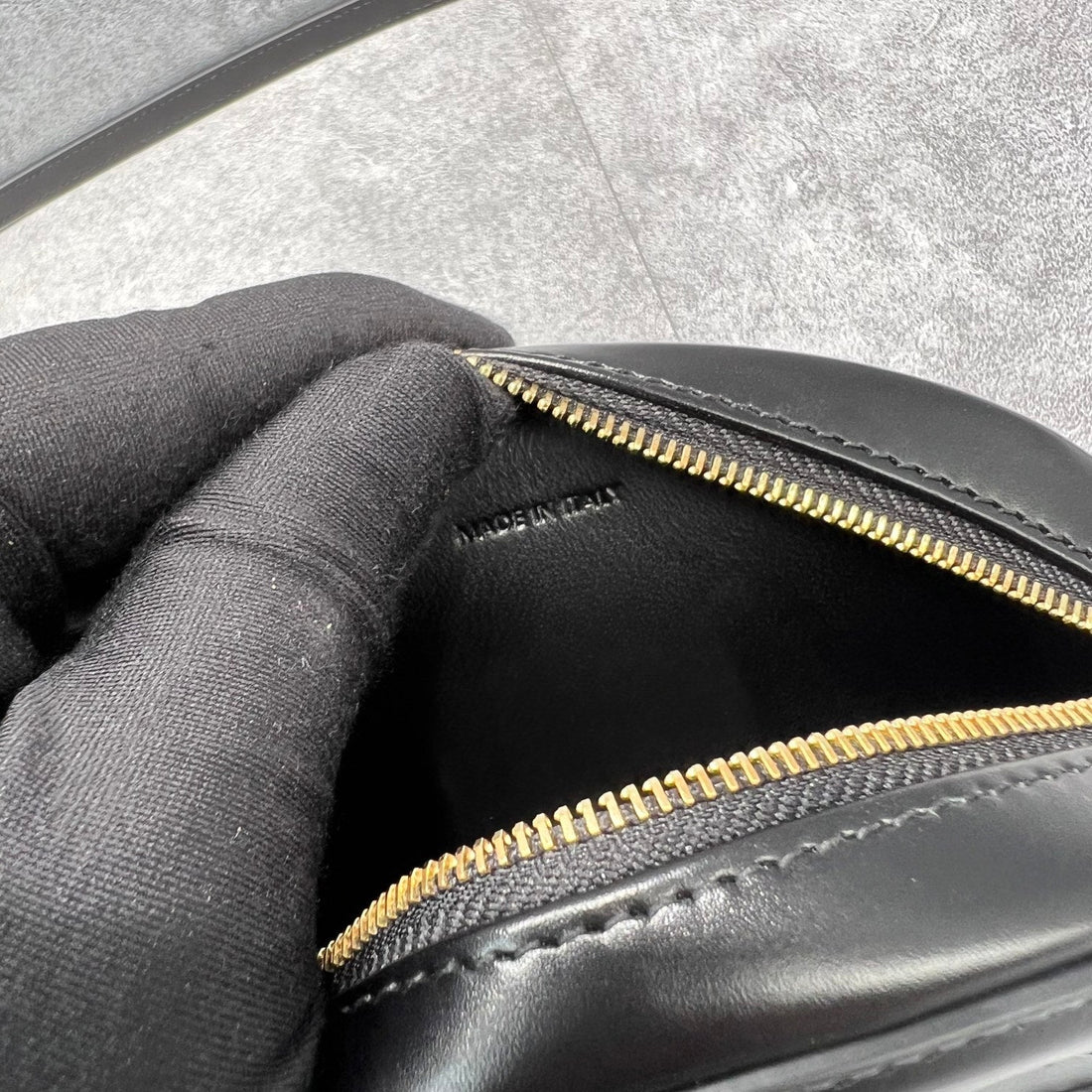 CE Crossbody Oval Purse Cuir Triomphe Black For Womtlm 6in/16cm 10I703DPQ.38NO