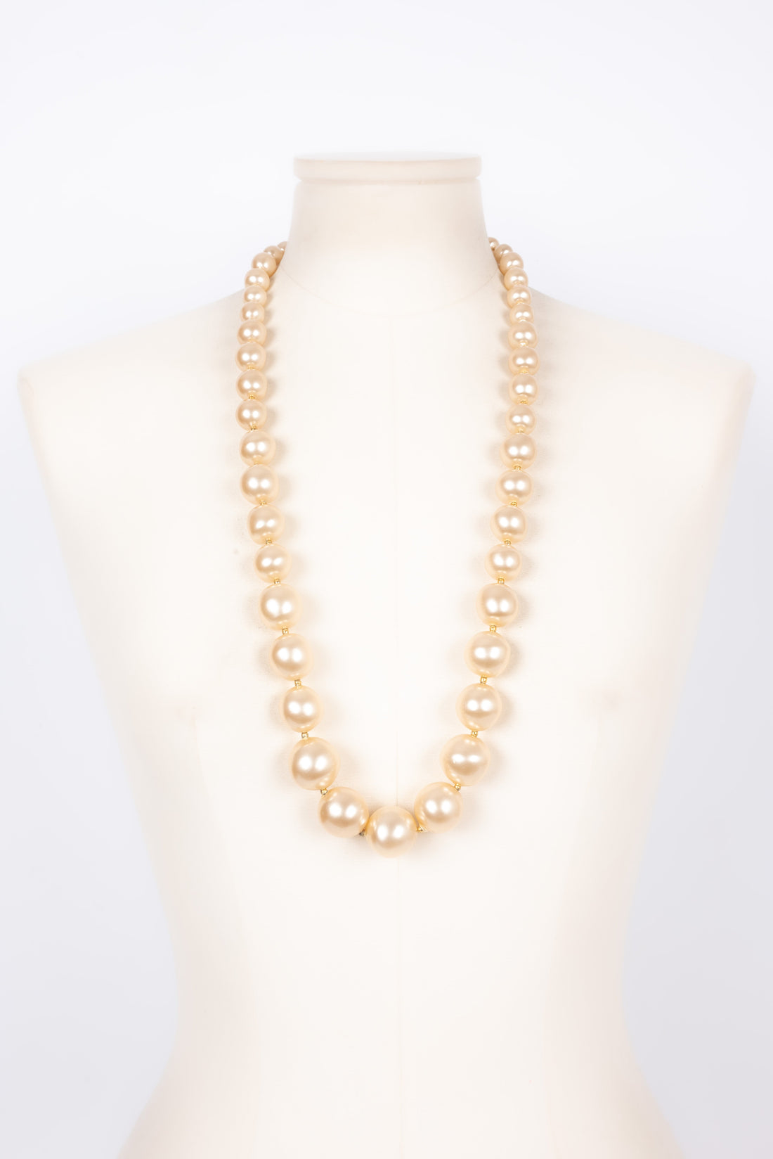 Collier de perles nacr�es Chanel
