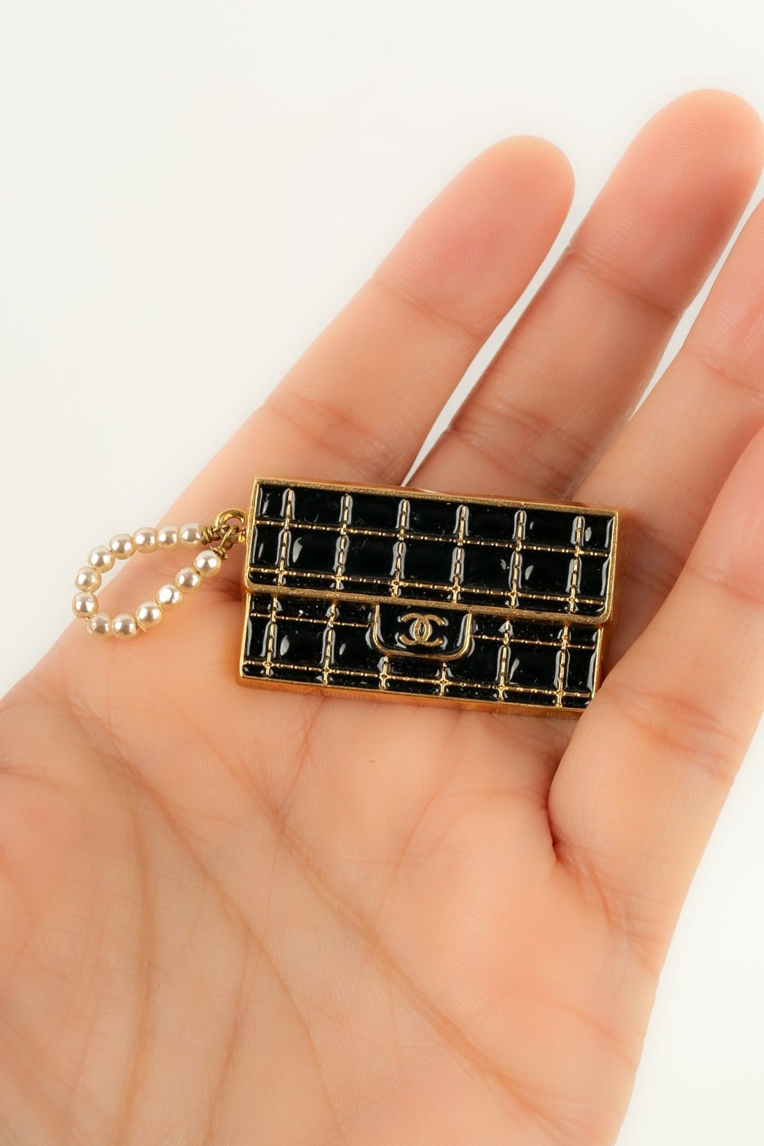 Broche / Pins "sac � main" Chanel 2002