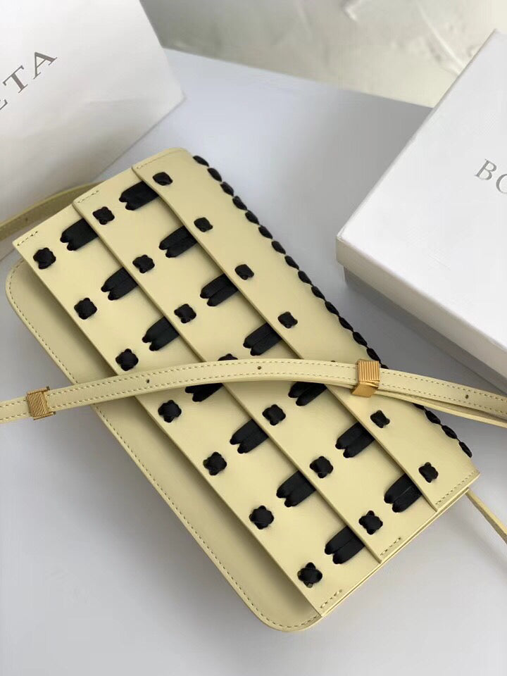 BV Shoulder Bag Beige, For Womtlm, Womtlm’s Bags 11in/28cm