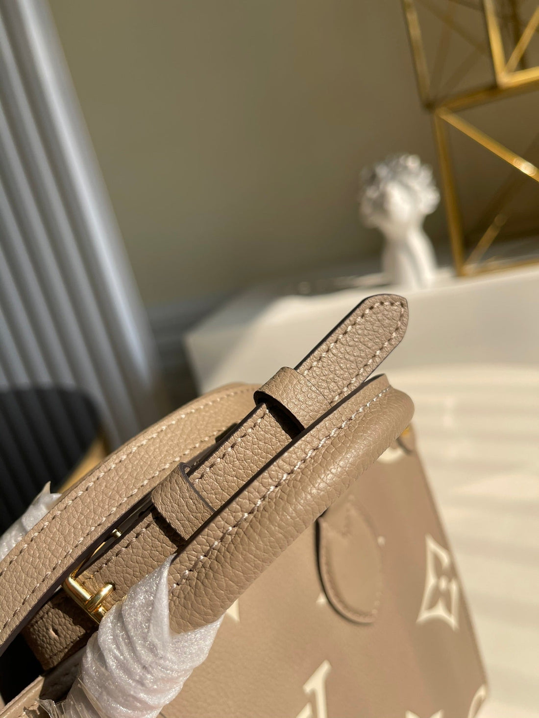 LV OnTheGo PM Tote Bag Monogram Empreinte Beige/Cream For Womtlm, Womtlm’s Handbags, Shoulder And Crossbody Bags 9.8in/25cm LV M45779