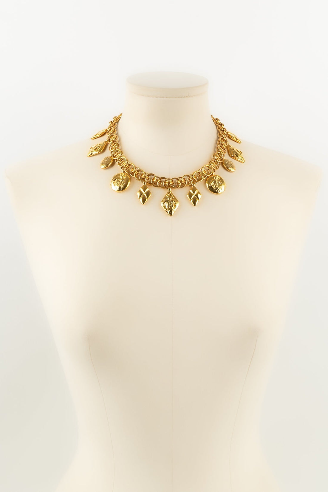 Collier dor� Chanel