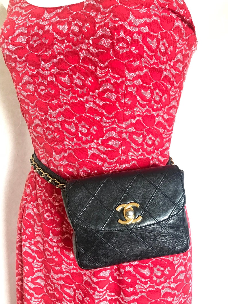 Chanel Vintage black leather waist purse, fanny pack with golden chain belt and CC closure hock