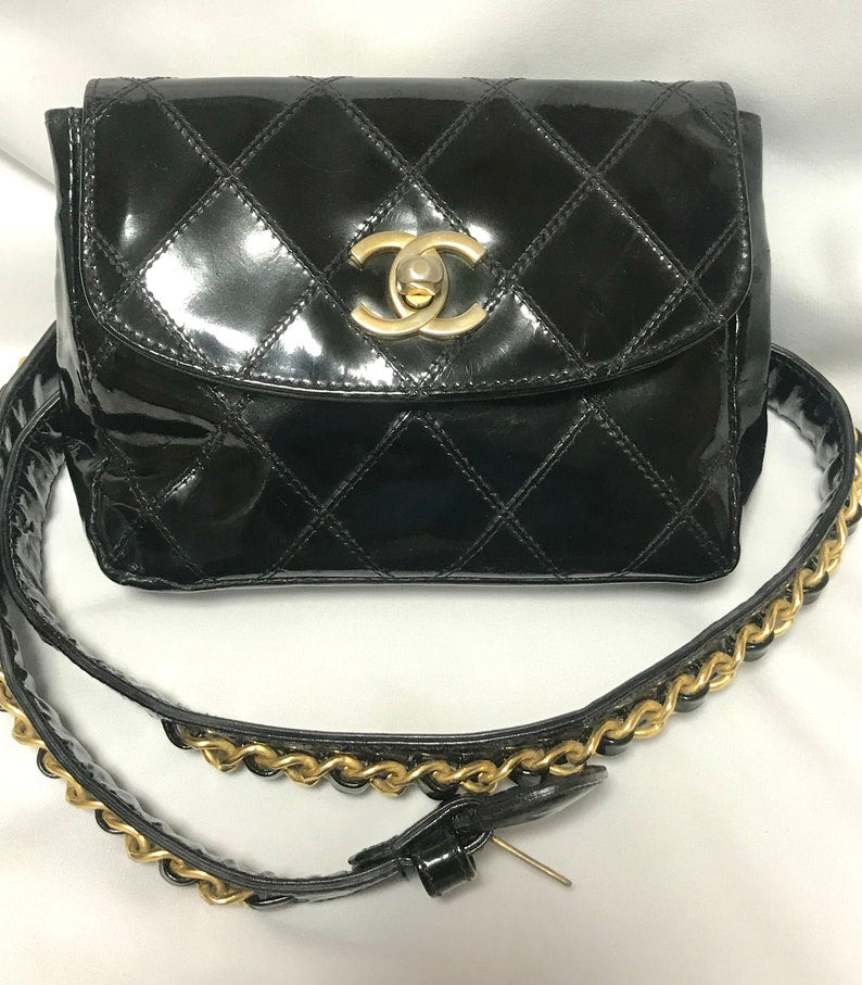 Chanel Vintage black patent enamel leather belt Bag, fanny pack with matching belt