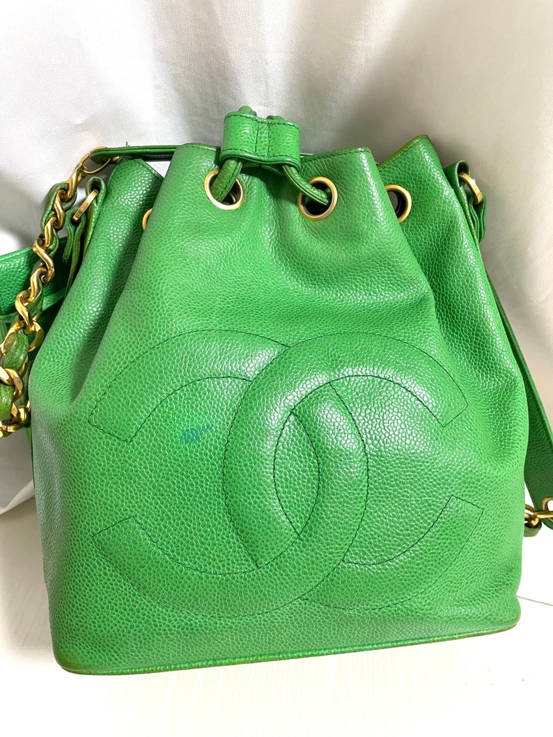 Chanel Vintage green caviar leather hobo bucket shoulder Bag with golden chain strap, drawstrings, and CC stitch mark