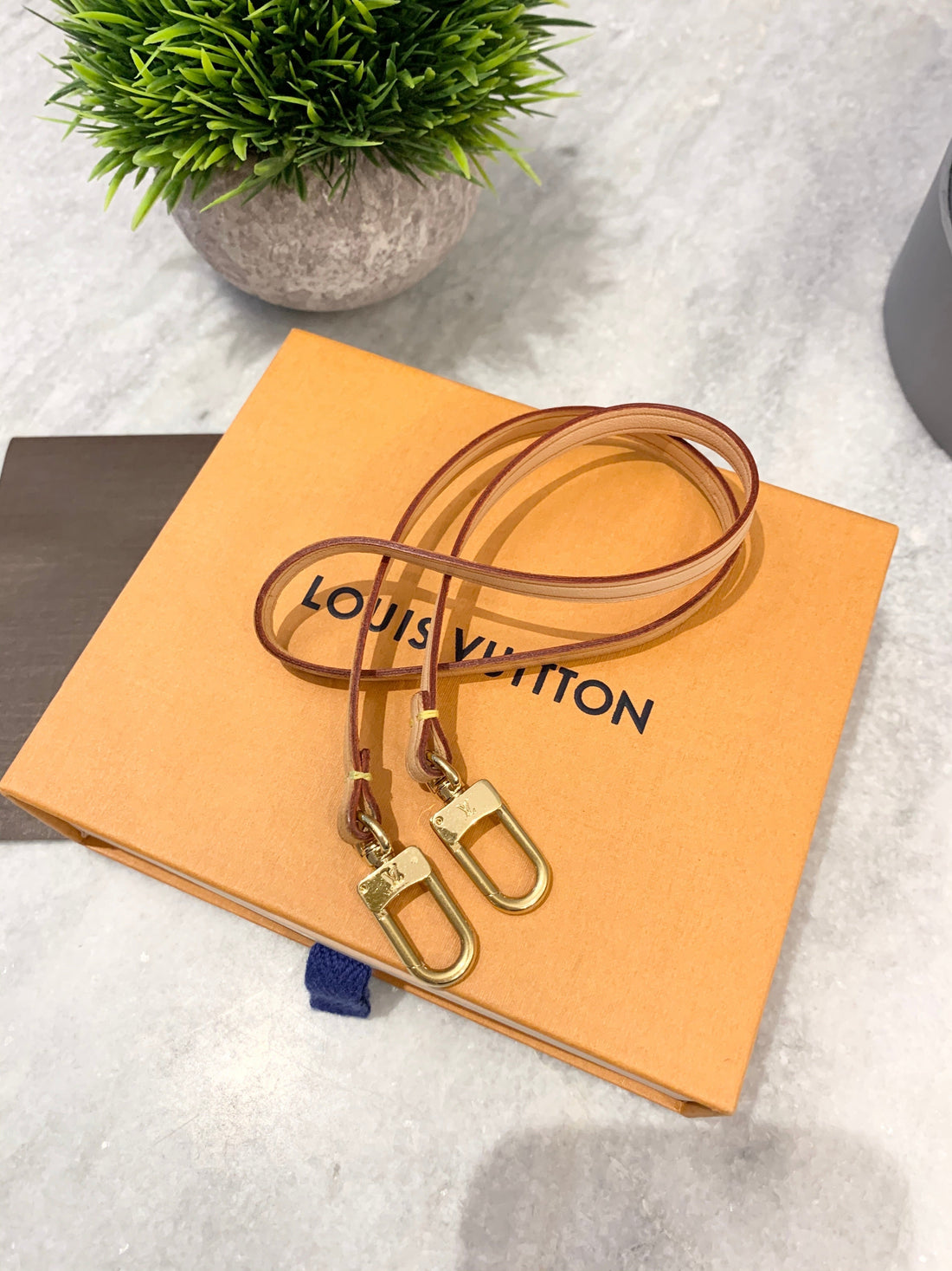 LOUIS VUITTON 23” Laniere Mott Leather Shoulder Bag Strap