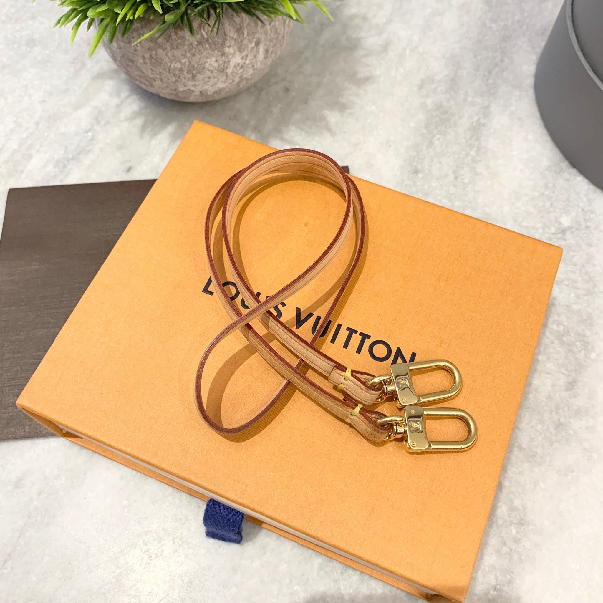 LOUIS VUITTON 23” Laniere Mott Leather Shoulder Bag Strap