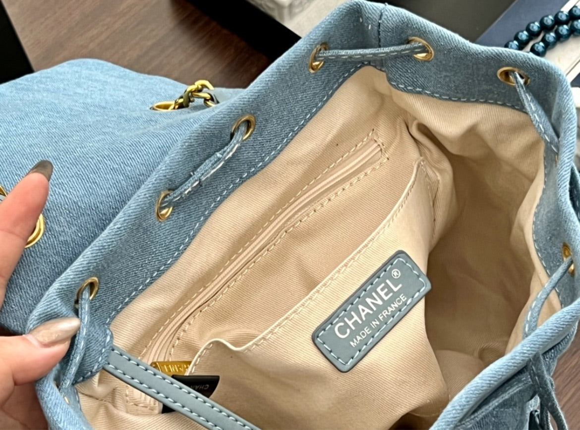 Woman Chanel shoulder  pack