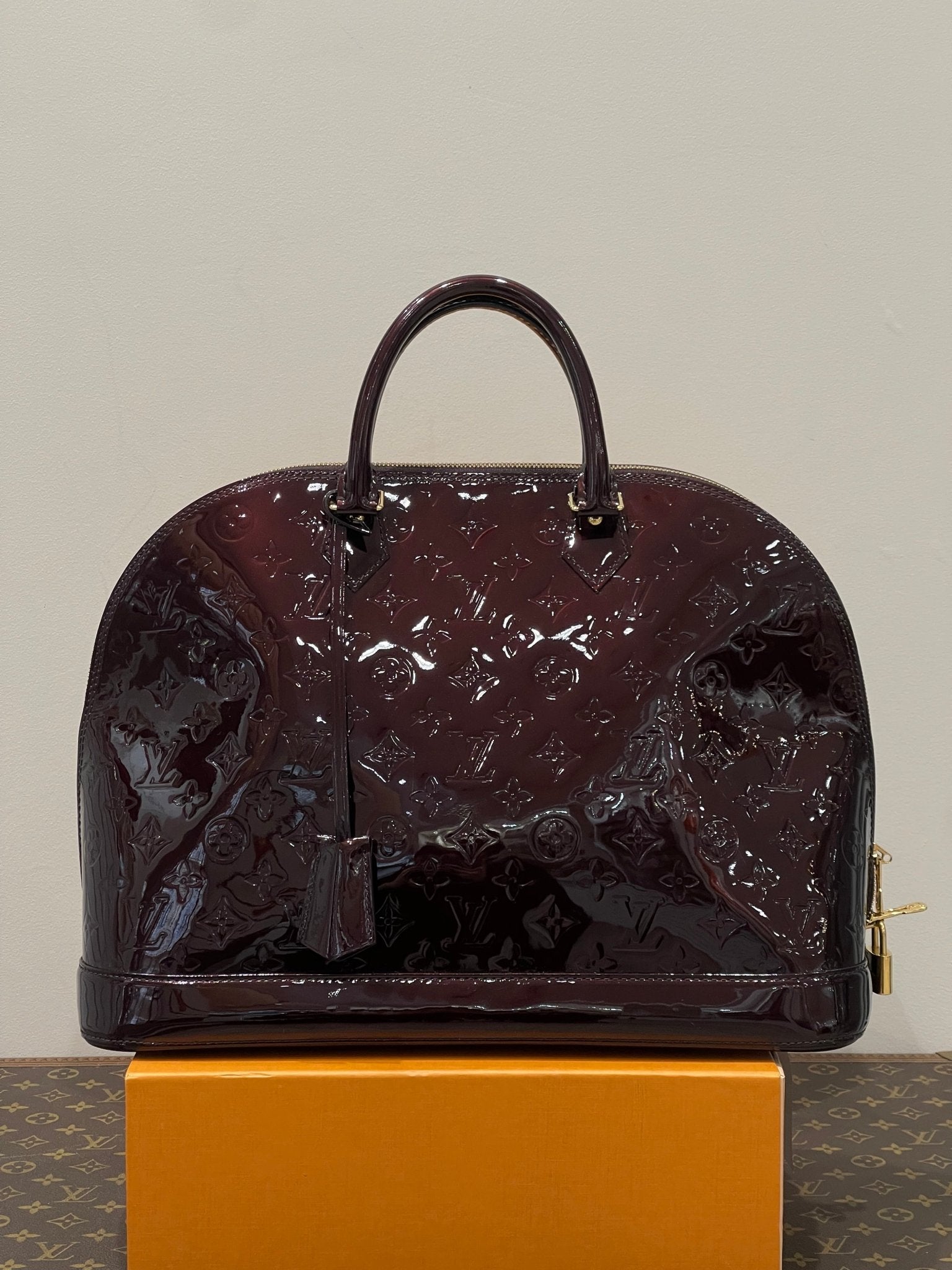 Louis Vuitton - Sac Alma cuir empreintes verni